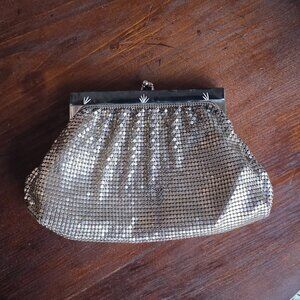 Vintage Whiting & Davis Silver Mesh Clutch Purse with Enamel Frame Kiss-Lock #23